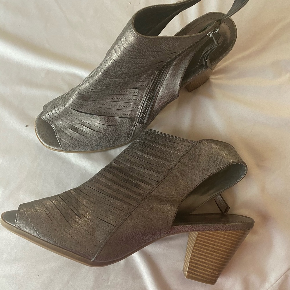 Peep toe sandals